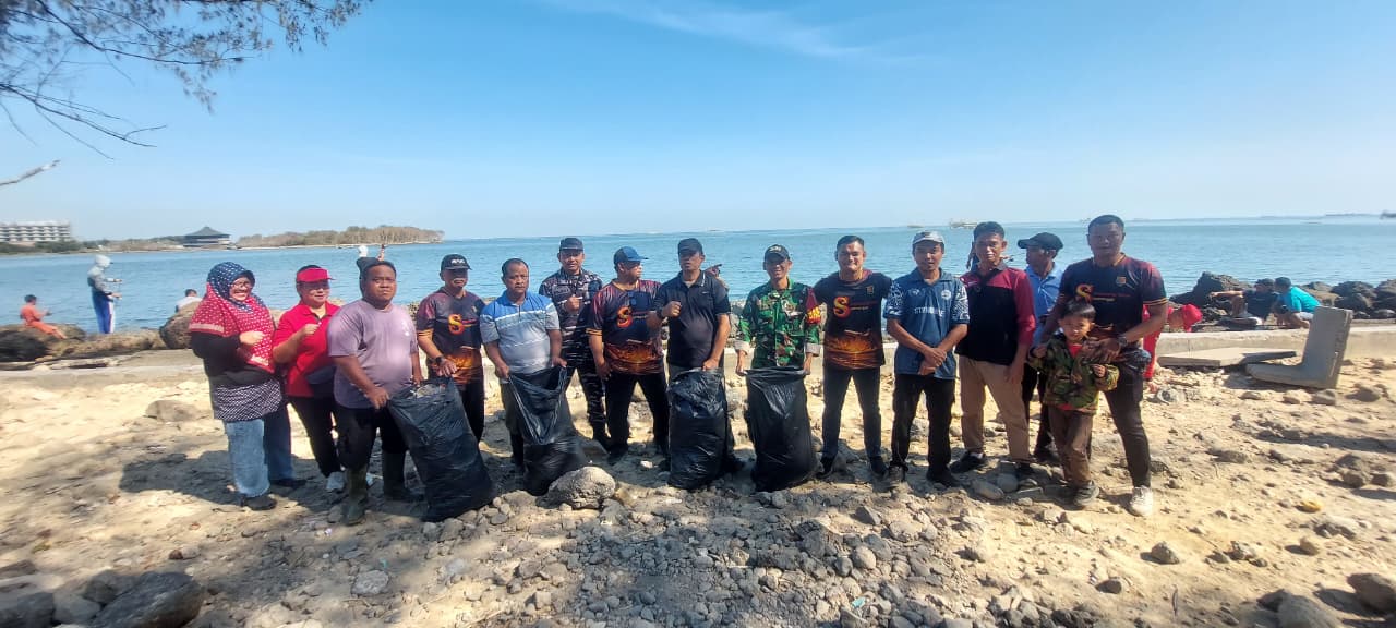 Peringati HUT TNI AL Ke-81, Gelar Aksi Bersih Pantai Marina Semarang