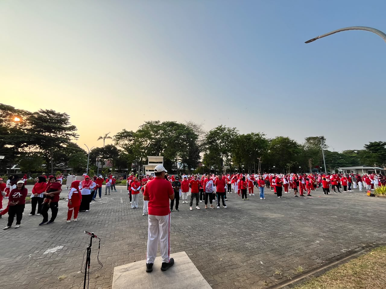 Semangat Merah Putih Warga Tambakharjo dalam Jalan Sehat HUT RI ke-81